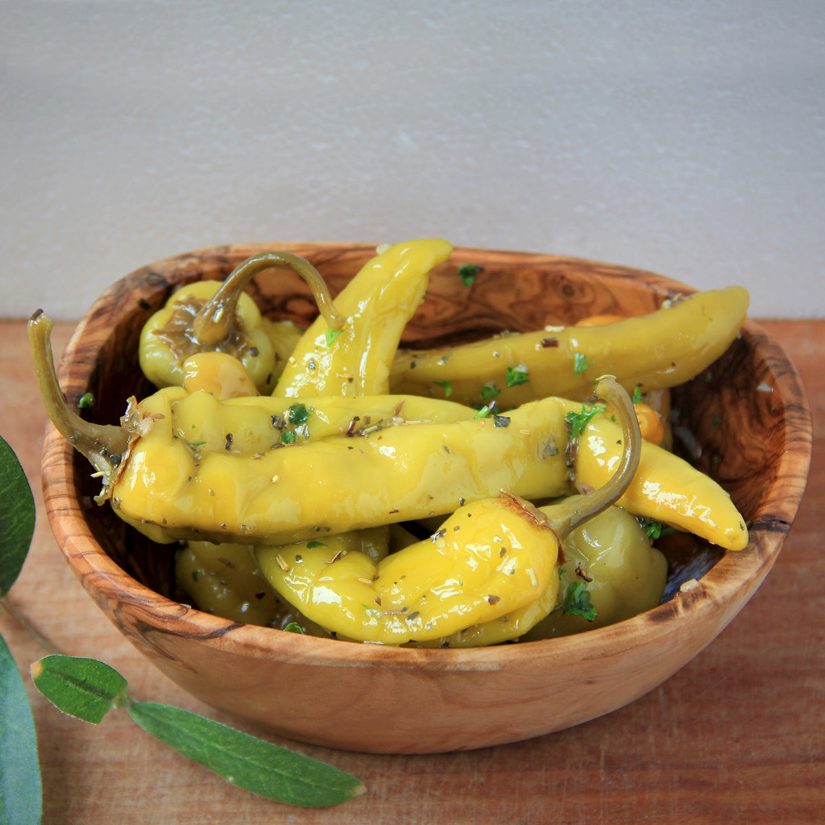 Griechische Peperoni mit Knoblauch und Kräutern