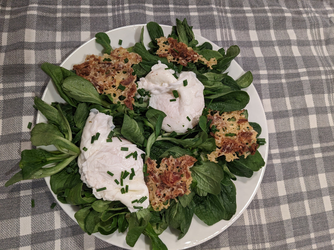 Feldsalat mit pochierten Eiern und Comtè