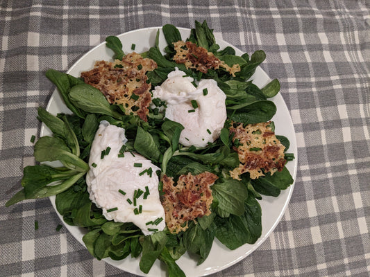 Feldsalat mit pochierten Eiern und Comtè